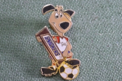 Знак, значок "Футбол, Чемпионат мира, Сникерс". Snickers. Собака с футбольным мячом. 1994 год.