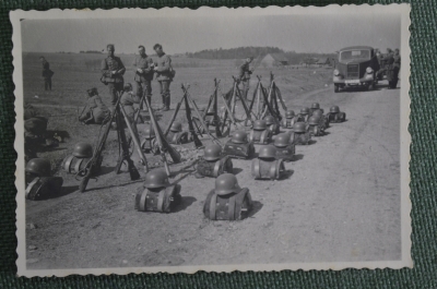 Фотография старинная "Немцы на привале". Вторая мировая война. Вермахт.