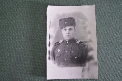 Фотография военный красноармеец РККА. Артиллерия. Знаки. Отличный артиллерист. СССР. 1956 год.