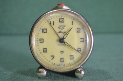 Часы будильник "Мир", 11 камней. Голубь мира. СССР. 2-й час.завод. Часы на ходу, звонок не работает.