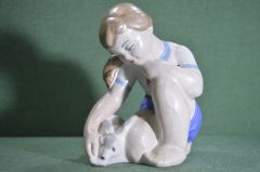 Статуэтка, фигурка фаянсовая "Девочка и кролик. Юная пионерка с кроликом". Фаянс.