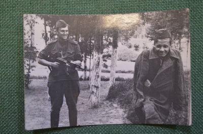 Фотография "Я беру тебя в плен", 1940-е годы.