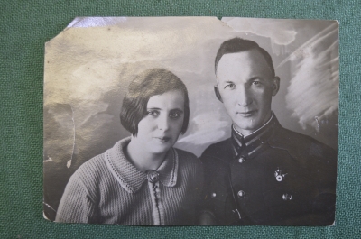 Фотография "Военный с женщиной, знак Ворошиловский стрелок".
