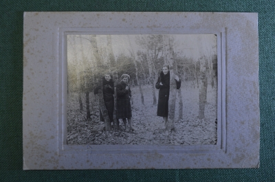 Фотография "Девушки в лесу". 1940 год.