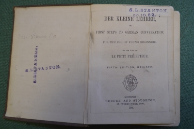Книга "Der Kleine Lehrer". Словарь с готического немецкого на английский. Лондон, 1877 год.