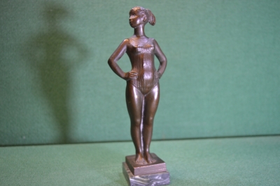 Статуэтка, фигурка "Гимнастка, спортсменка". Патинированная бронза. Скульптор Ряхова. СССР.